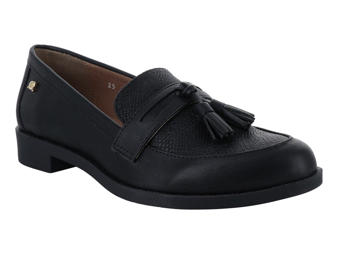 Zapato tipo mocasín color negro con borlas decorativas y textura de piel, vista lateral.