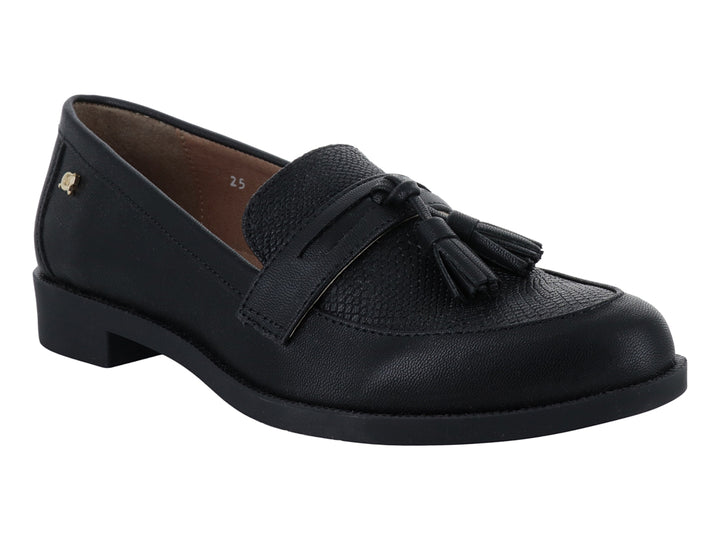 Zapato tipo mocasín color negro con borlas decorativas y textura de piel, vista lateral.