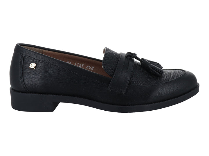 Zapato tipo mocasín color negro con borlas decorativas y textura de piel, vista lateral.