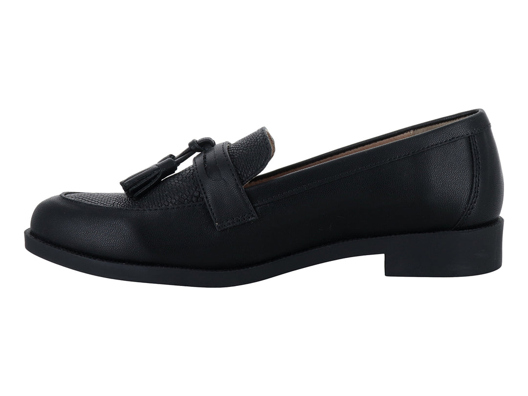 Zapato tipo mocasín color negro con borlas decorativas y textura de piel, vista lateral.