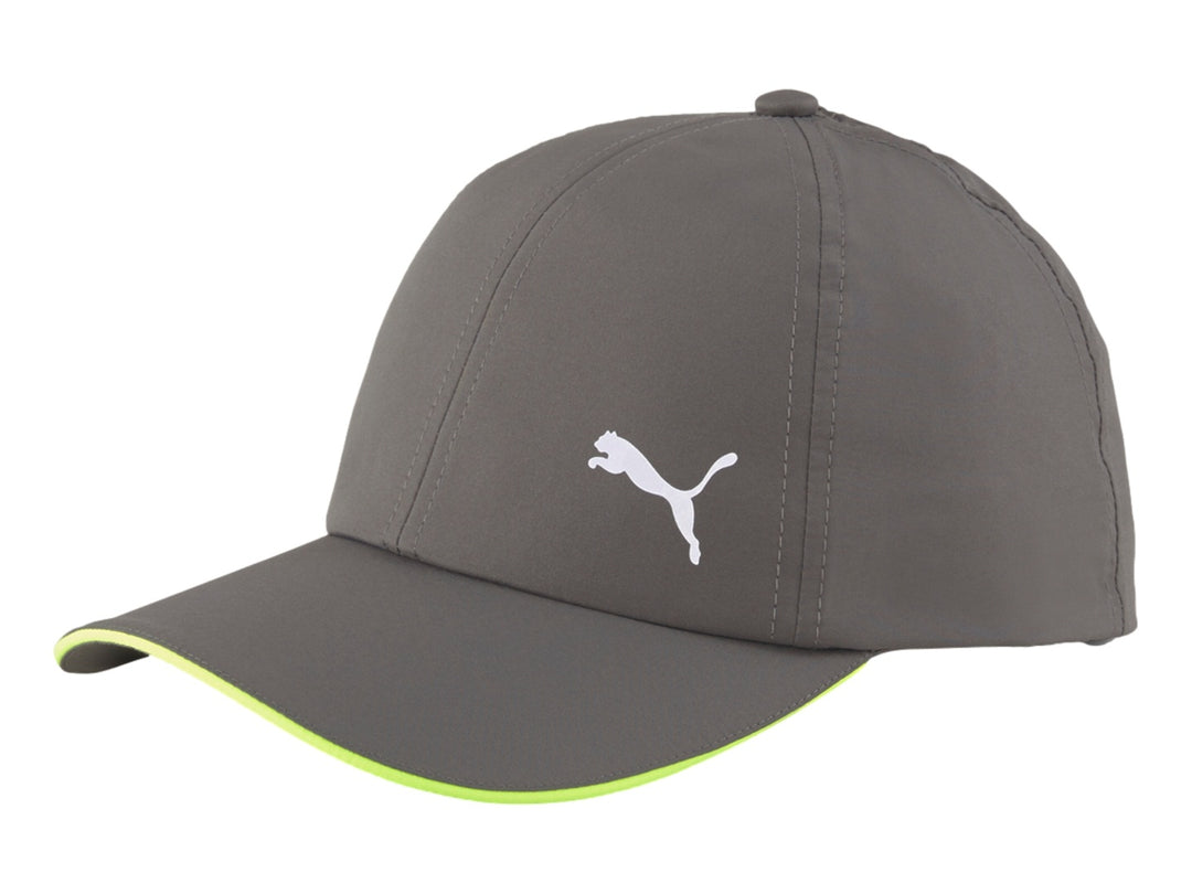Gorra Puma color gris Castlerock con borde verde lima en la visera y logotipo blanco frontal.