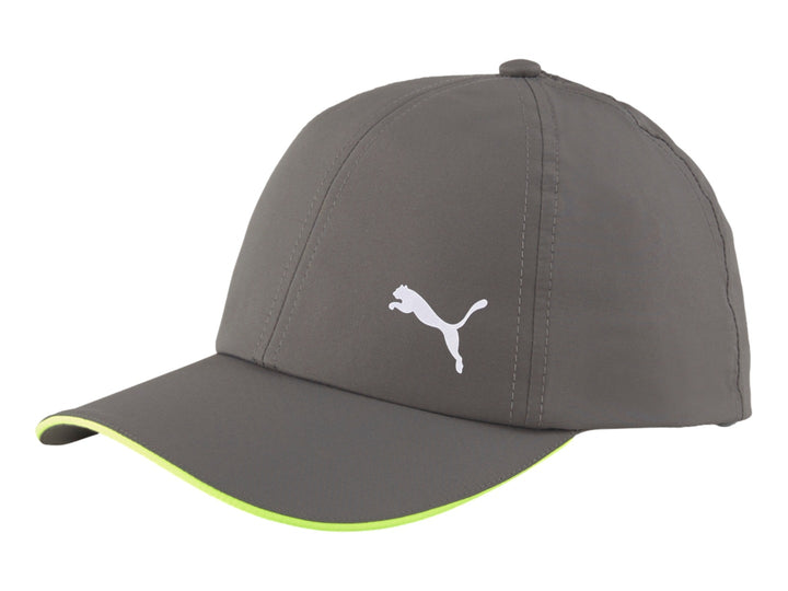 Gorra Puma color gris Castlerock con borde verde lima en la visera y logotipo blanco frontal.