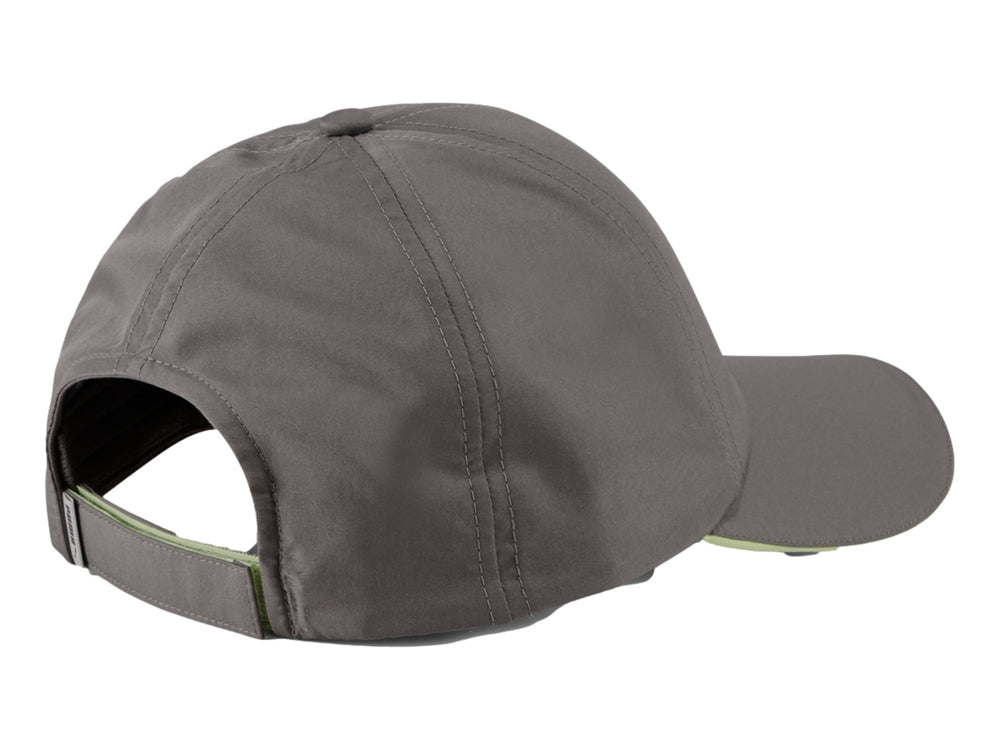 Gorra Puma color gris Castlerock con borde verde lima en la visera y logotipo blanco frontal.