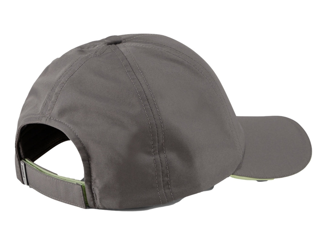Gorra Puma color gris Castlerock con borde verde lima en la visera y logotipo blanco frontal.