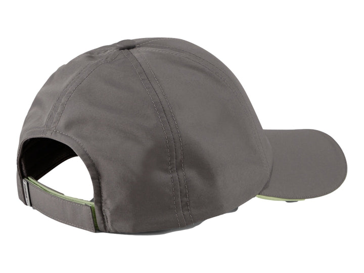 Gorra Puma color gris Castlerock con borde verde lima en la visera y logotipo blanco frontal.