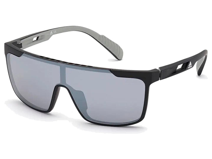Lentes de sol deportivos Adidas modelo SP0020 en color negro y gris con diseño envolvente y micas oscuras.