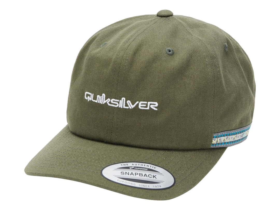Gorra snapback Quiksilver color verde oliva con visera plana y logotipo bordado en blanco.