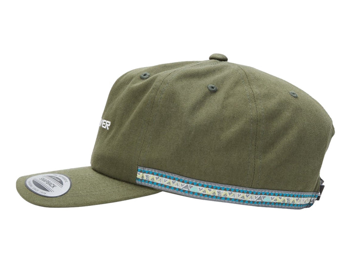 Gorra snapback Quiksilver color verde oliva con visera plana y logotipo bordado en blanco.