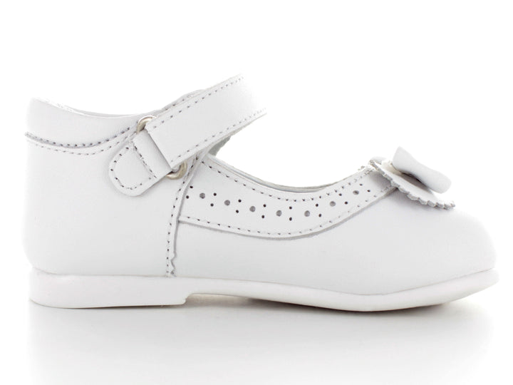 Par de zapatos blancos para bebé con moño decorativo y correa ajustable.