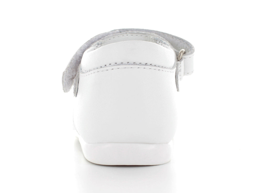 Par de zapatos blancos para bebé con moño decorativo y correa ajustable.