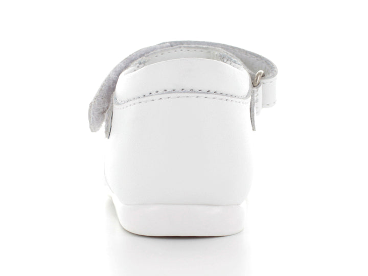 Par de zapatos blancos para bebé con moño decorativo y correa ajustable.