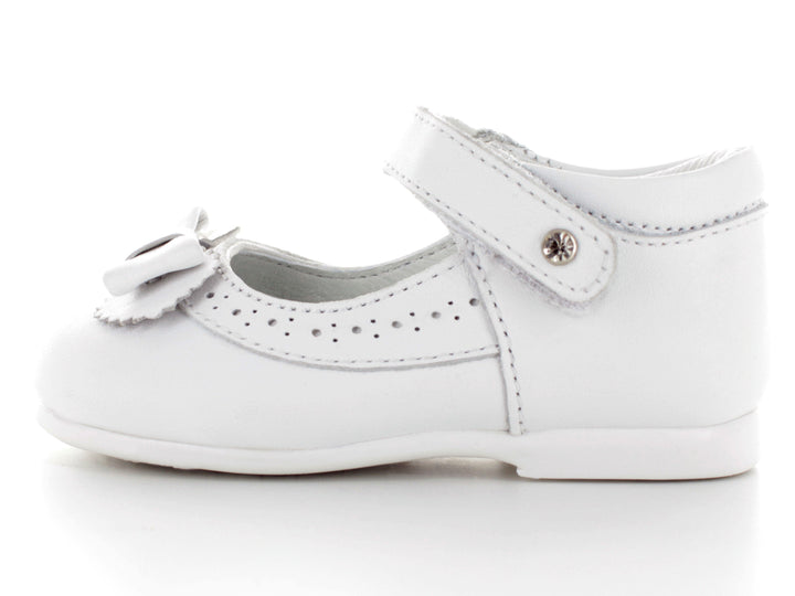 Par de zapatos blancos para bebé con moño decorativo y correa ajustable.