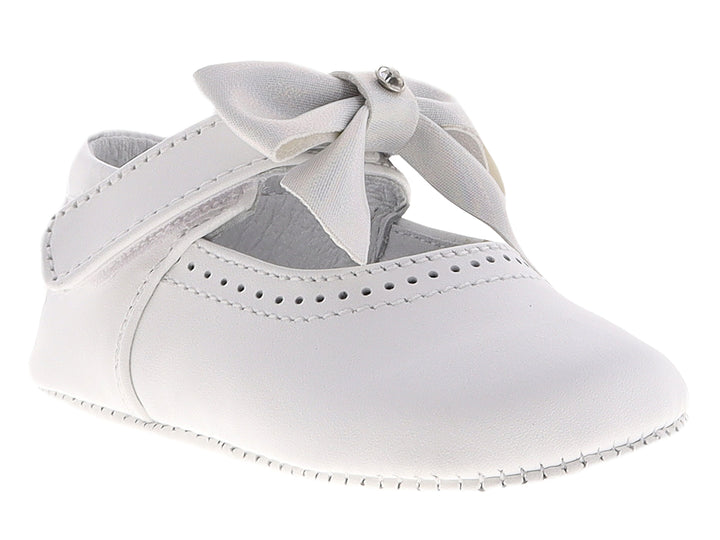Zapato blanco para bebé estilo Mary Jane con moño decorativo y detalles perforados.