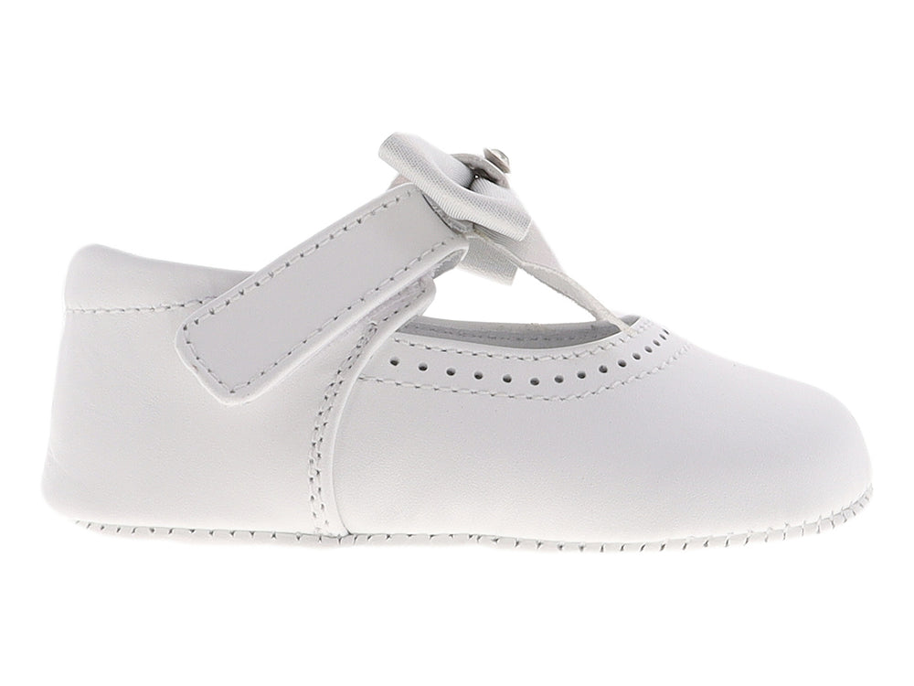 Zapato blanco para bebé estilo Mary Jane con moño decorativo y detalles perforados.