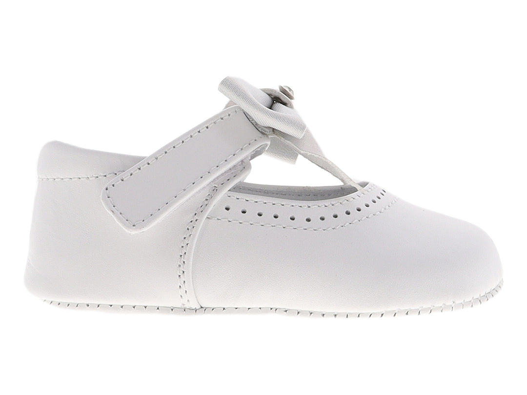Zapato blanco para bebé estilo Mary Jane con moño decorativo y detalles perforados.