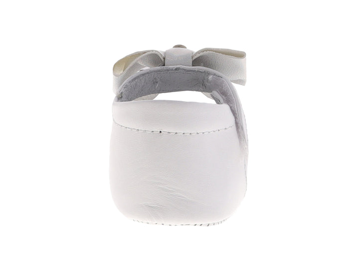 Zapato blanco para bebé estilo Mary Jane con moño decorativo y detalles perforados.