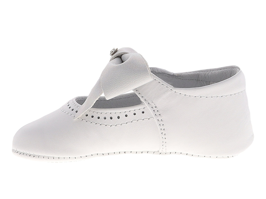 Zapato blanco para bebé estilo Mary Jane con moño decorativo y detalles perforados.
