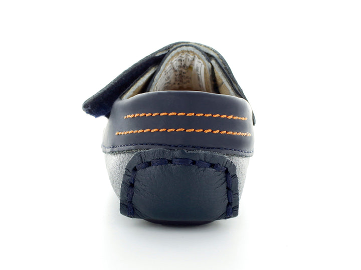 Par de zapatos tipo mocasín color azul marino para bebé con costuras decorativas en naranja y hebilla plateada.