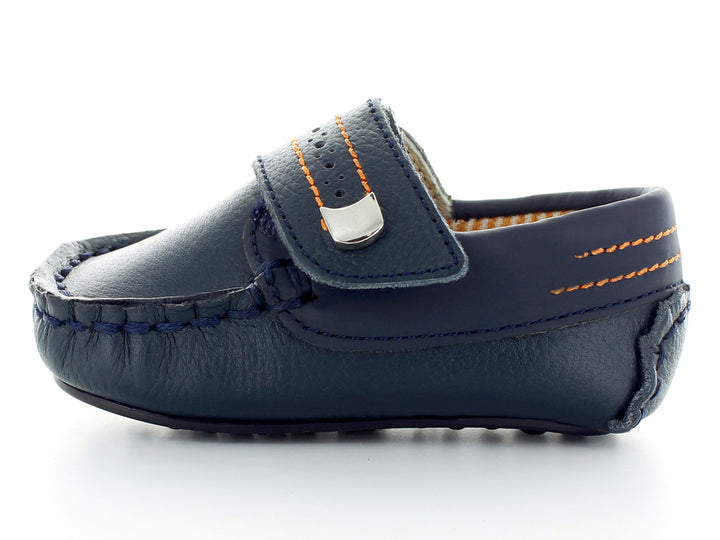 Par de zapatos tipo mocasín color azul marino para bebé con costuras decorativas en naranja y hebilla plateada.