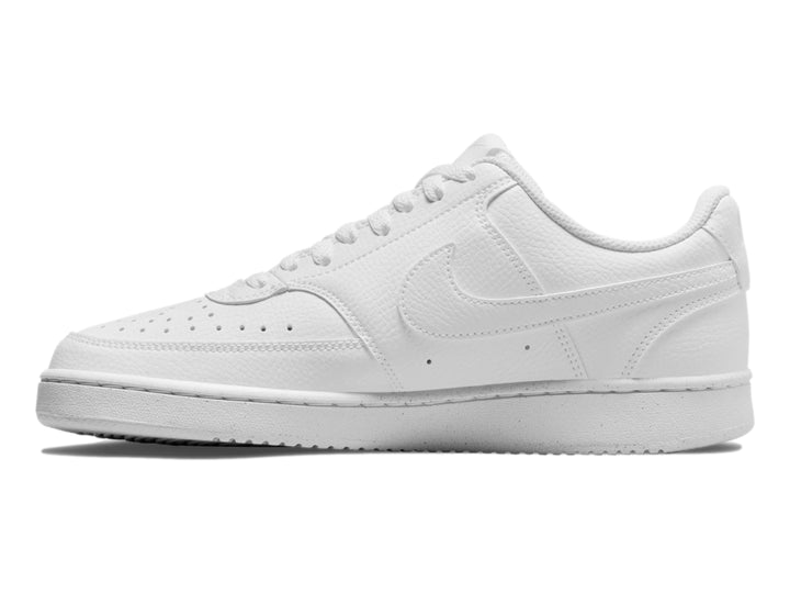 Tenis Nike Court Vision Low en color blanco total para mujer.