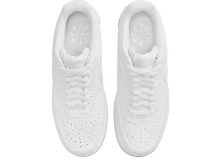 Tenis Nike Court Vision Low en color blanco total para mujer.