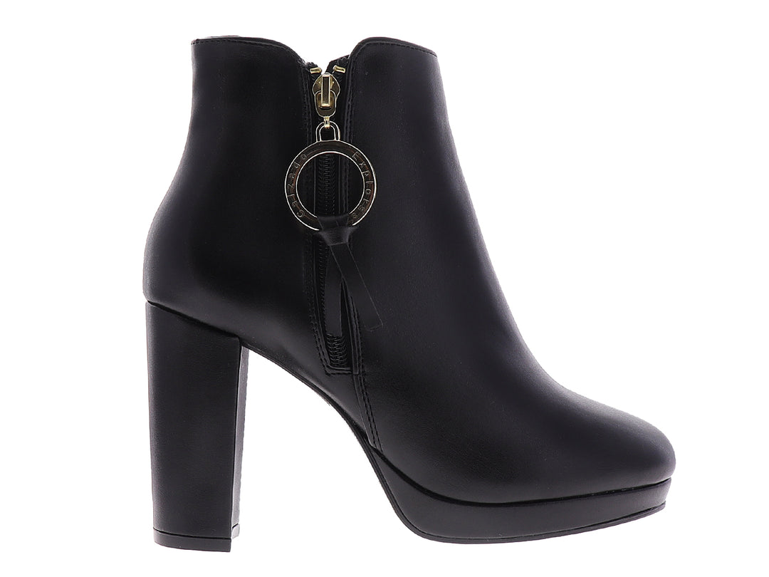 Botines negros para mujer con tacón grueso, plataforma y detalle de anillo dorado en el cierre.