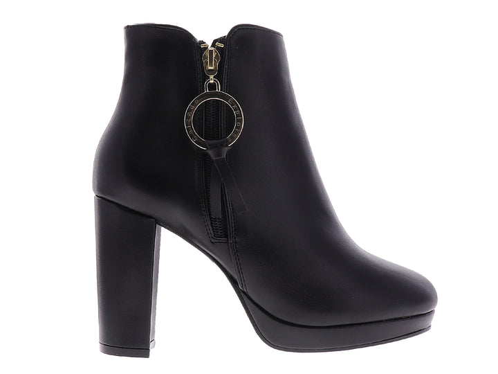 Botines negros para mujer con tacón grueso, plataforma y detalle de anillo dorado en el cierre.