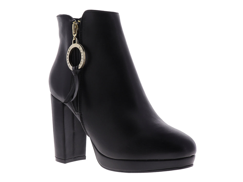Botines negros para mujer con tacón grueso, plataforma y detalle de anillo dorado en el cierre.