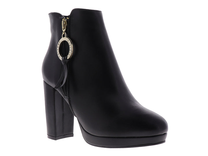 Botines negros para mujer con tacón grueso, plataforma y detalle de anillo dorado en el cierre.