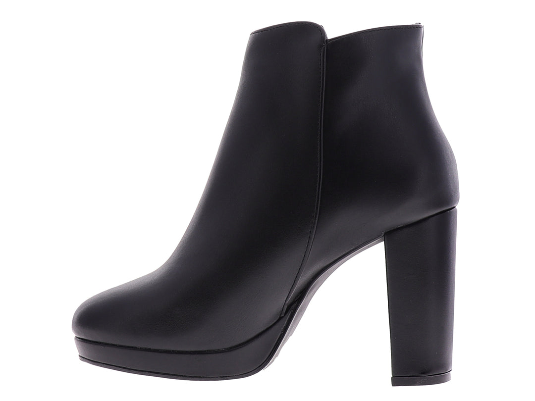 Botines negros para mujer con tacón grueso, plataforma y detalle de anillo dorado en el cierre.