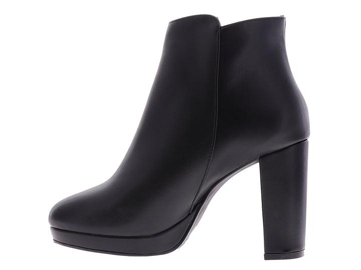 Botines negros para mujer con tacón grueso, plataforma y detalle de anillo dorado en el cierre.