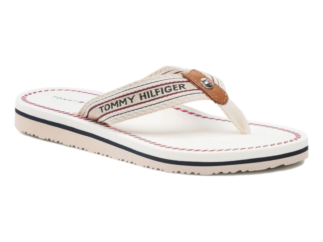 Sandalias planas Tommy Hilfiger color ecru con correa de rayas y suela blanca con detalle azul.