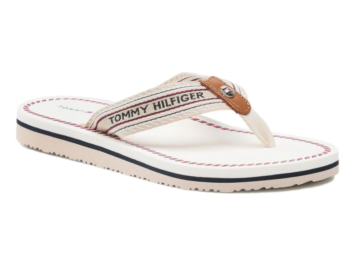 Sandalias planas Tommy Hilfiger color ecru con correa de rayas y suela blanca con detalle azul.