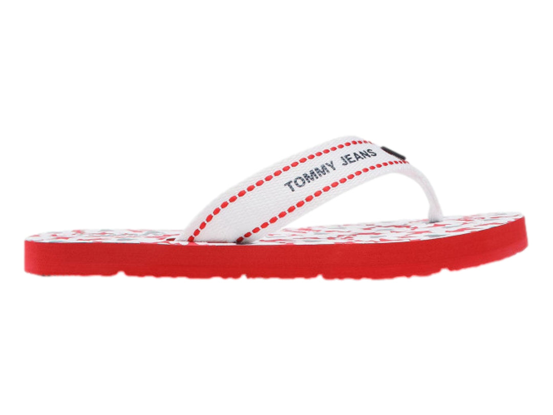 Sandalias planas Tommy Hilfiger en color rojo y blanco con correa de tela blanca y texto Tommy Jeans.