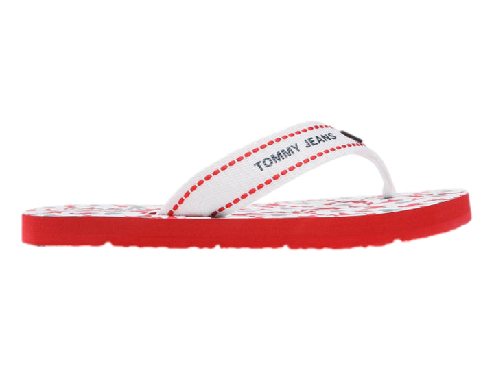 Sandalias planas Tommy Hilfiger en color rojo y blanco con correa de tela blanca y texto Tommy Jeans.