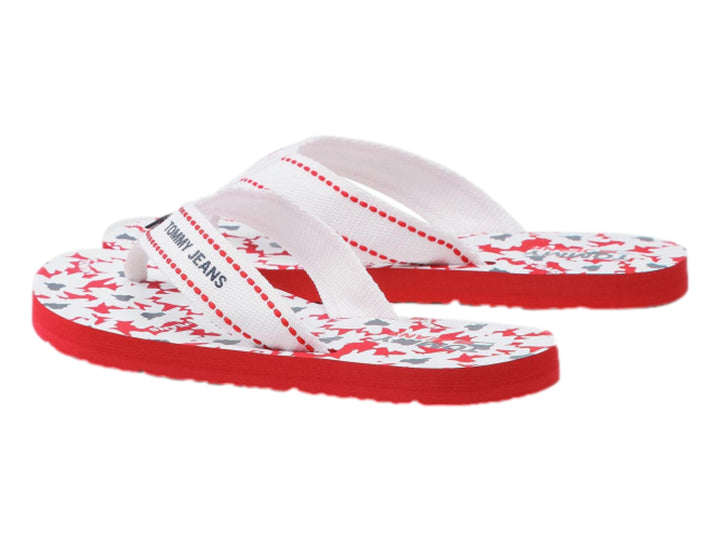 Sandalias planas Tommy Hilfiger en color rojo y blanco con correa de tela blanca y texto Tommy Jeans.