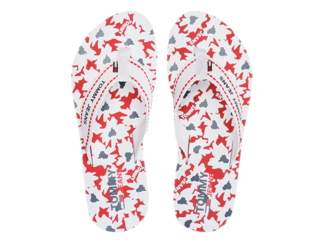 Sandalias planas Tommy Hilfiger en color rojo y blanco con correa de tela blanca y texto Tommy Jeans.