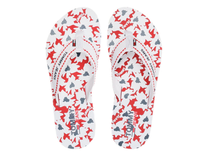 Sandalias planas Tommy Hilfiger en color rojo y blanco con correa de tela blanca y texto Tommy Jeans.
