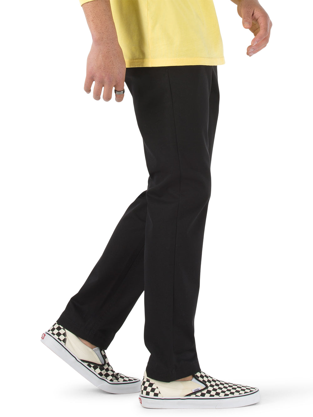Hombre vistiendo pantalón chino color negro de la marca Vans.