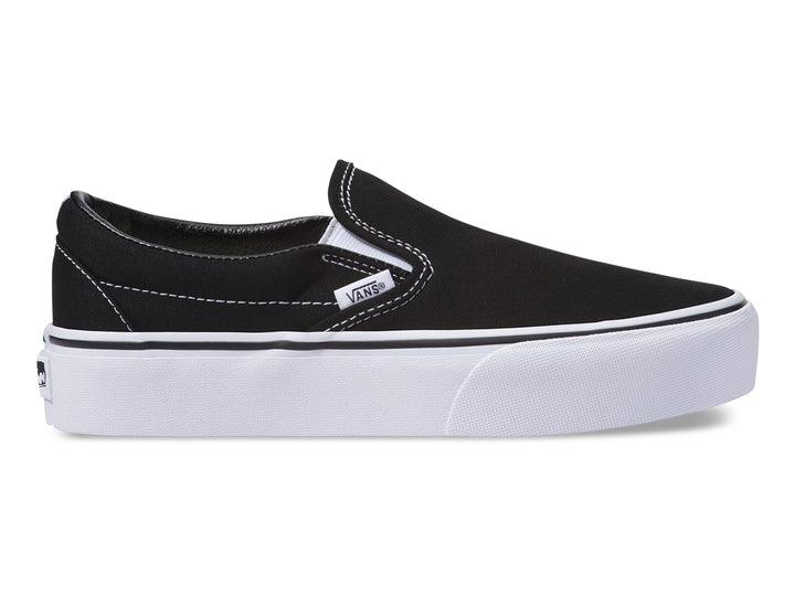 Tenis Vans Slip-On para mujer en color negro con suela blanca.