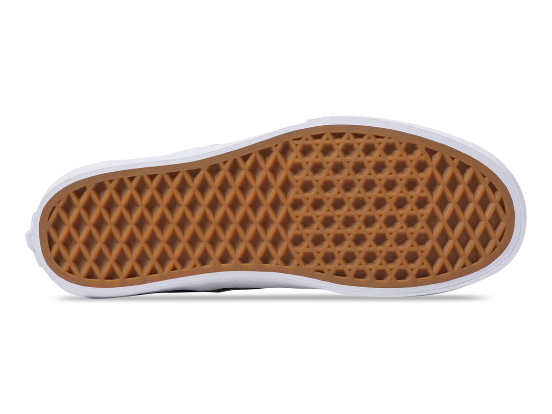 Tenis Vans Slip-On para mujer en color negro con suela blanca.