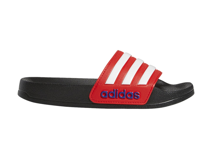 Sandalia Adidas Adilette Shower en color negro con banda roja y tres franjas blancas laterales.