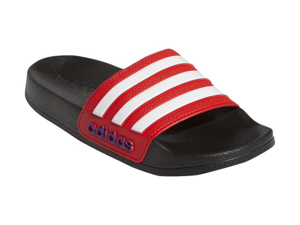 Sandalia Adidas Adilette Shower en color negro con banda roja y tres franjas blancas laterales.