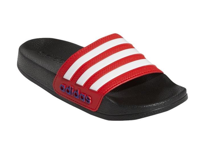 Sandalia Adidas Adilette Shower en color negro con banda roja y tres franjas blancas laterales.