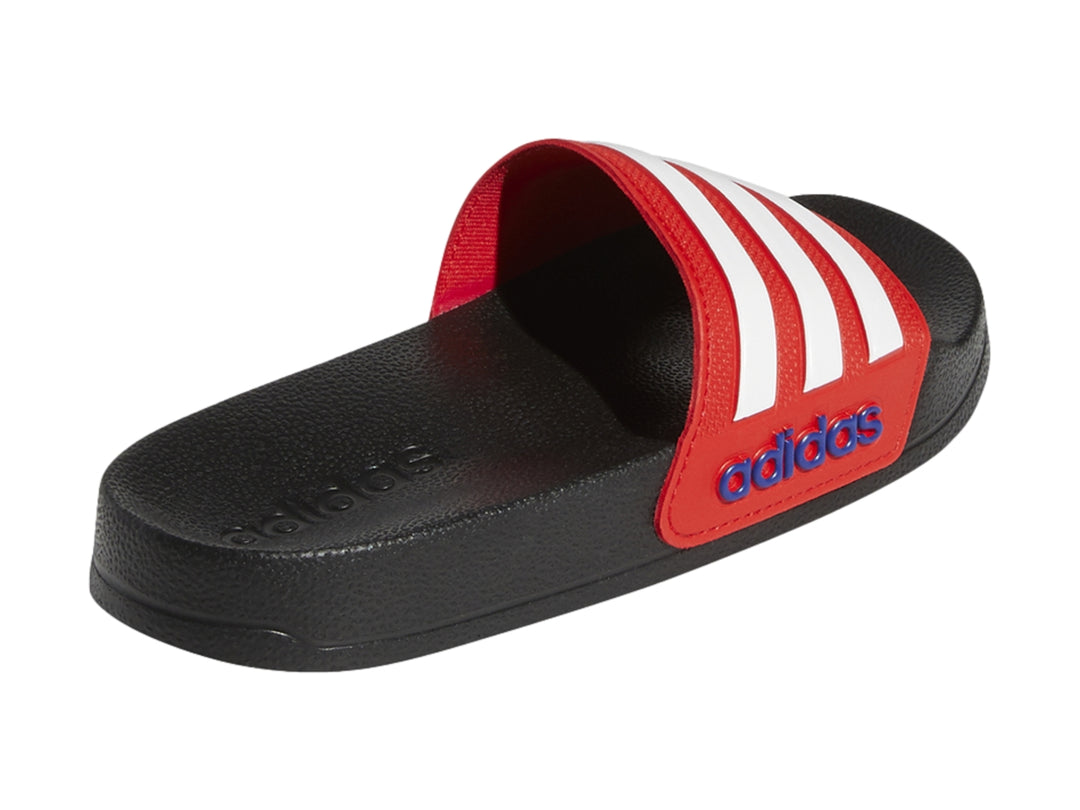 Sandalia Adidas Adilette Shower en color negro con banda roja y tres franjas blancas laterales.