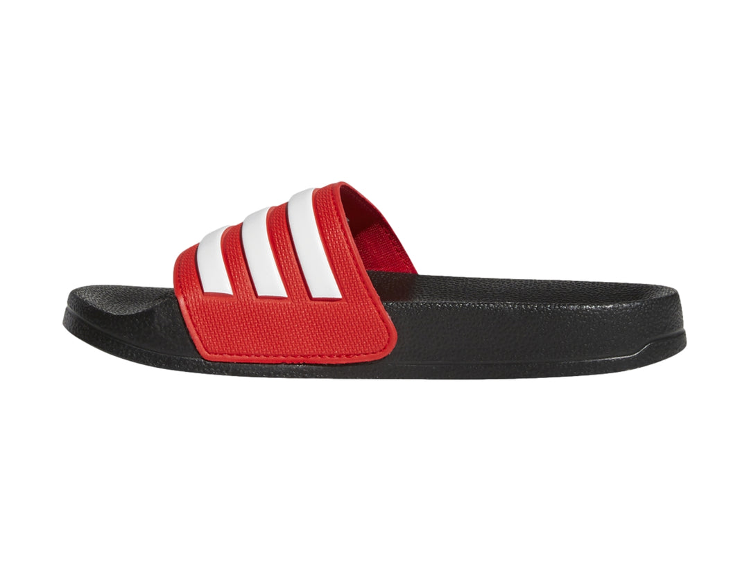 Sandalia Adidas Adilette Shower en color negro con banda roja y tres franjas blancas laterales.