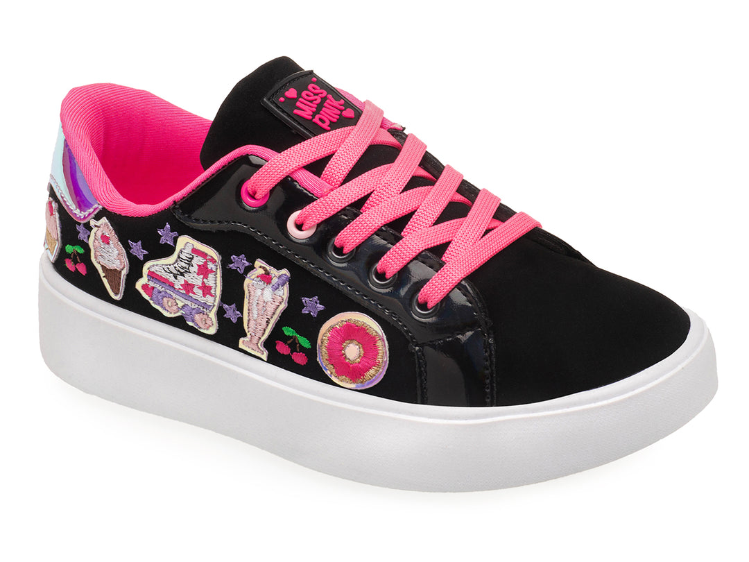 Tenis negros con suela blanca, agujetas rosas y parches coloridos de comida.