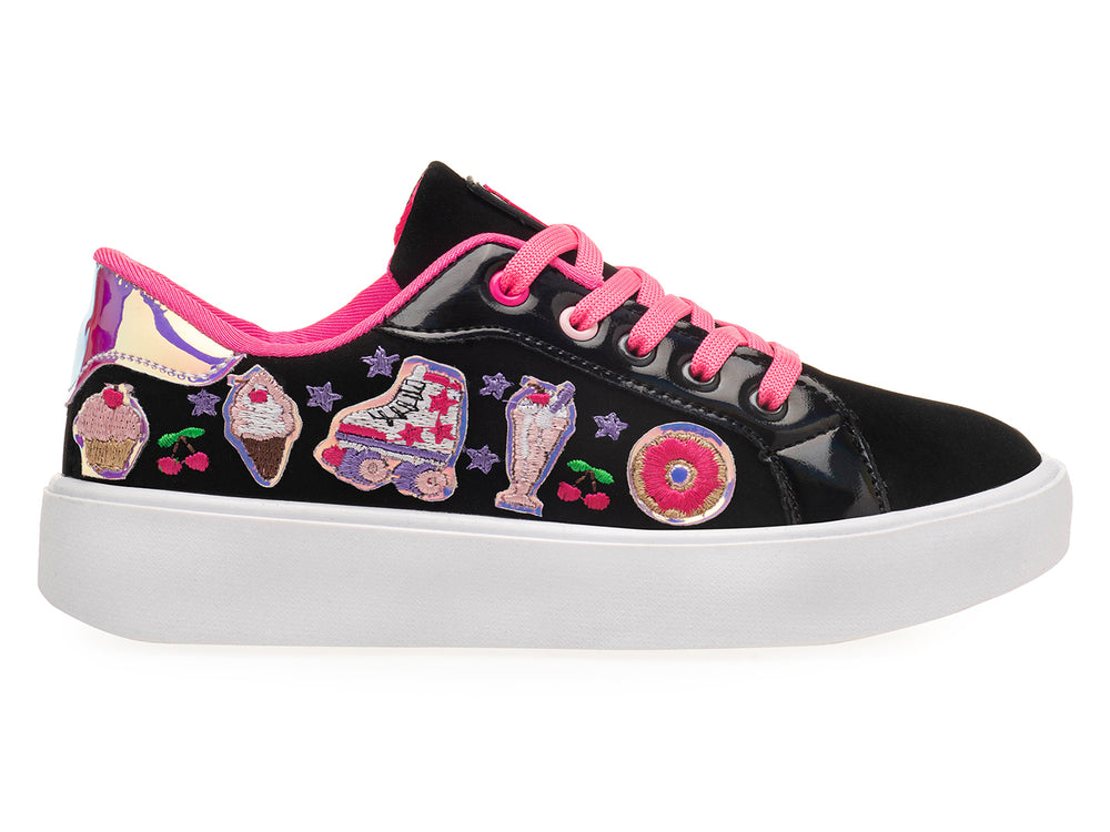 Tenis negros con suela blanca, agujetas rosas y parches coloridos de comida.