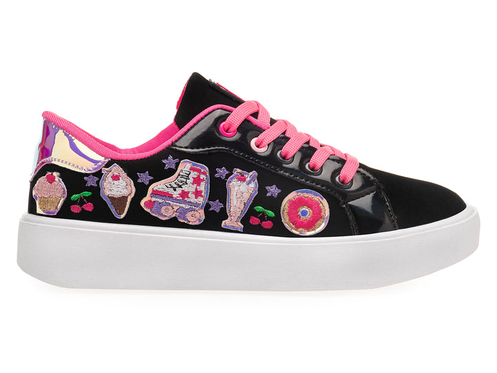 Tenis negros con suela blanca, agujetas rosas y parches coloridos de comida.