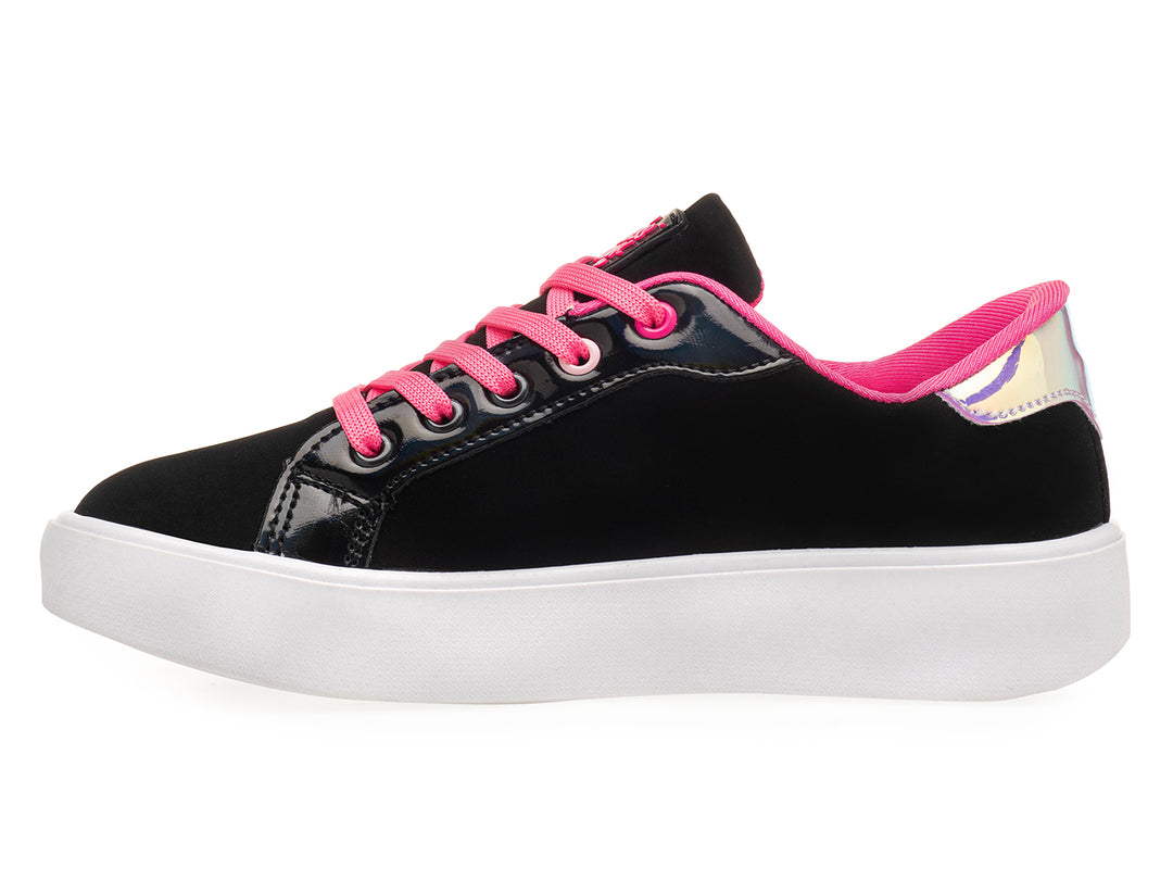 Tenis negros con suela blanca, agujetas rosas y parches coloridos de comida.